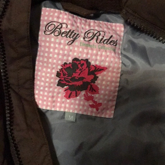 Super Amazing Betty Rides Bomber - Picture 2 of 8